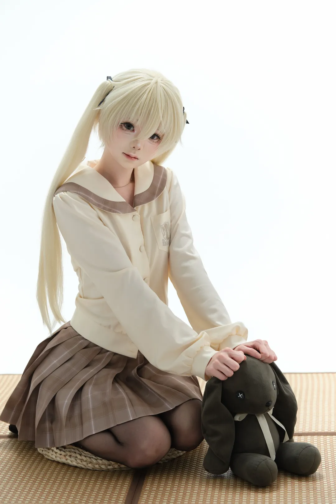 【春日野穹cos】JK制服搭配黑丝，棚拍纯白背景的细节记录 - 第 3 张