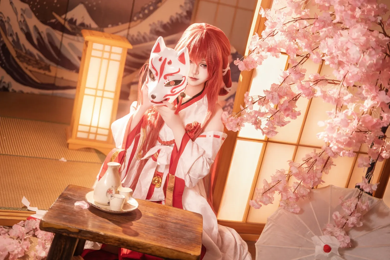 【绘梨衣cos】红白和风服饰与樱花树下的狐面 - 第 2 张