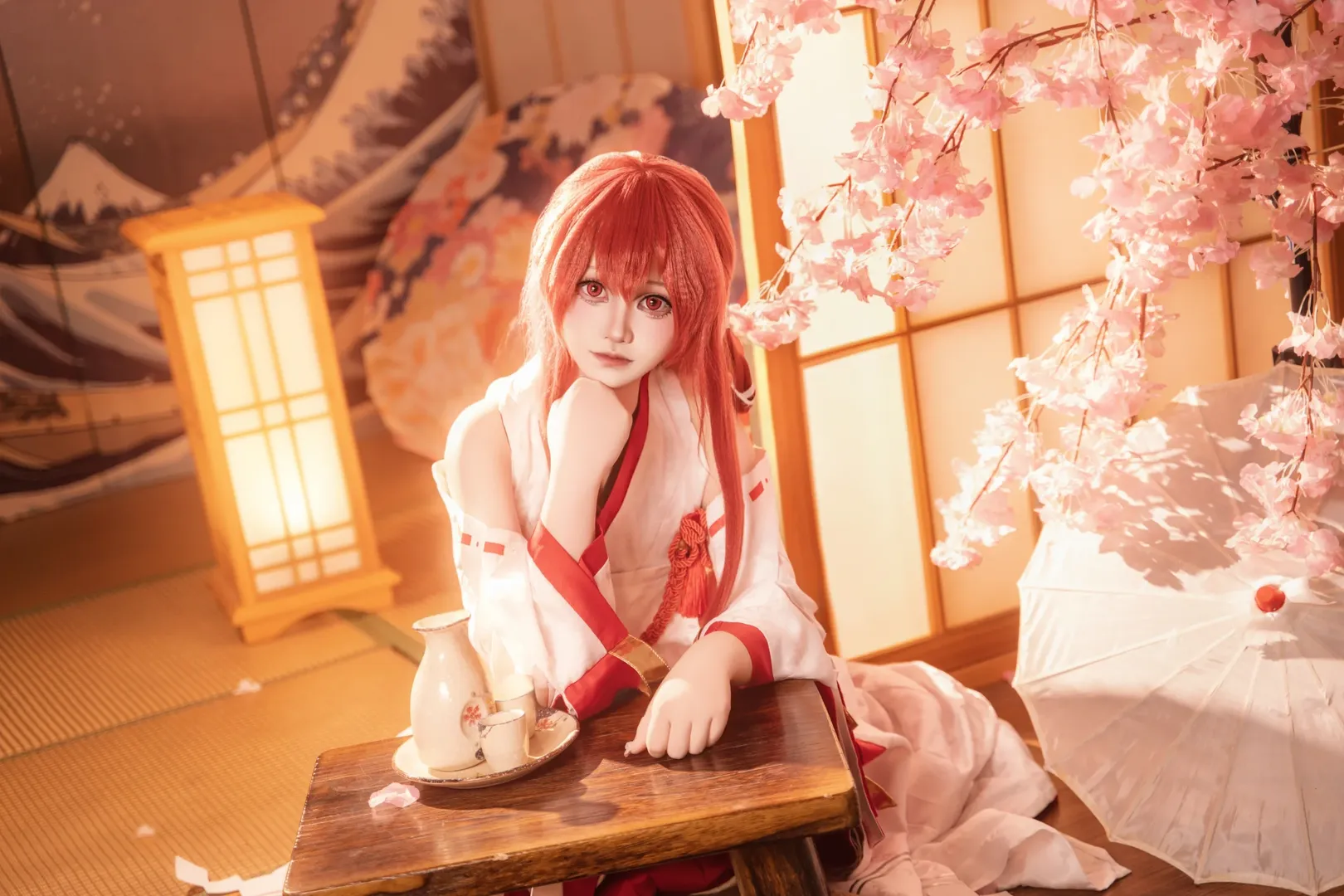 【绘梨衣cos】红白和风服饰与樱花树下的狐面