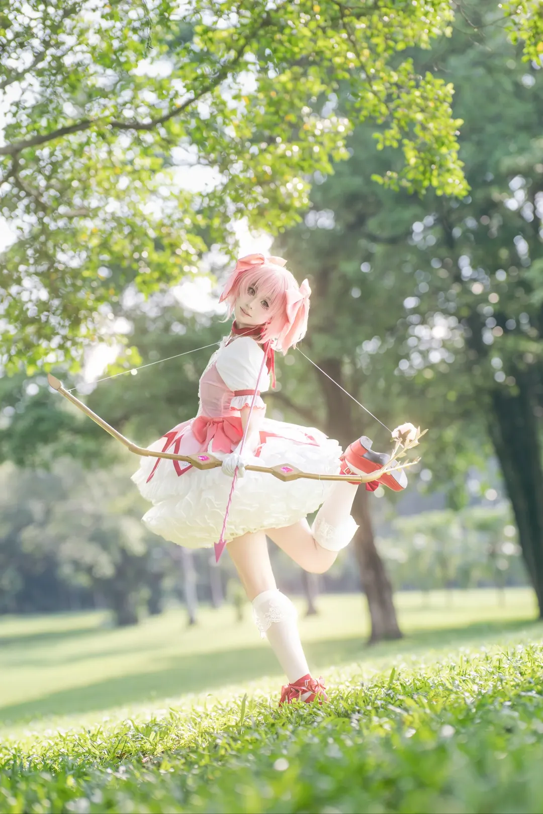 【魔法少女小圆cos】粉色洋装配弓箭，户外自然光拍出生命力 - 第 1 张