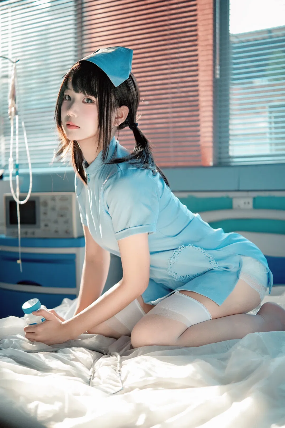 蓝色护士服cos写真，病房光影下的双马尾少女 - 第 1 张