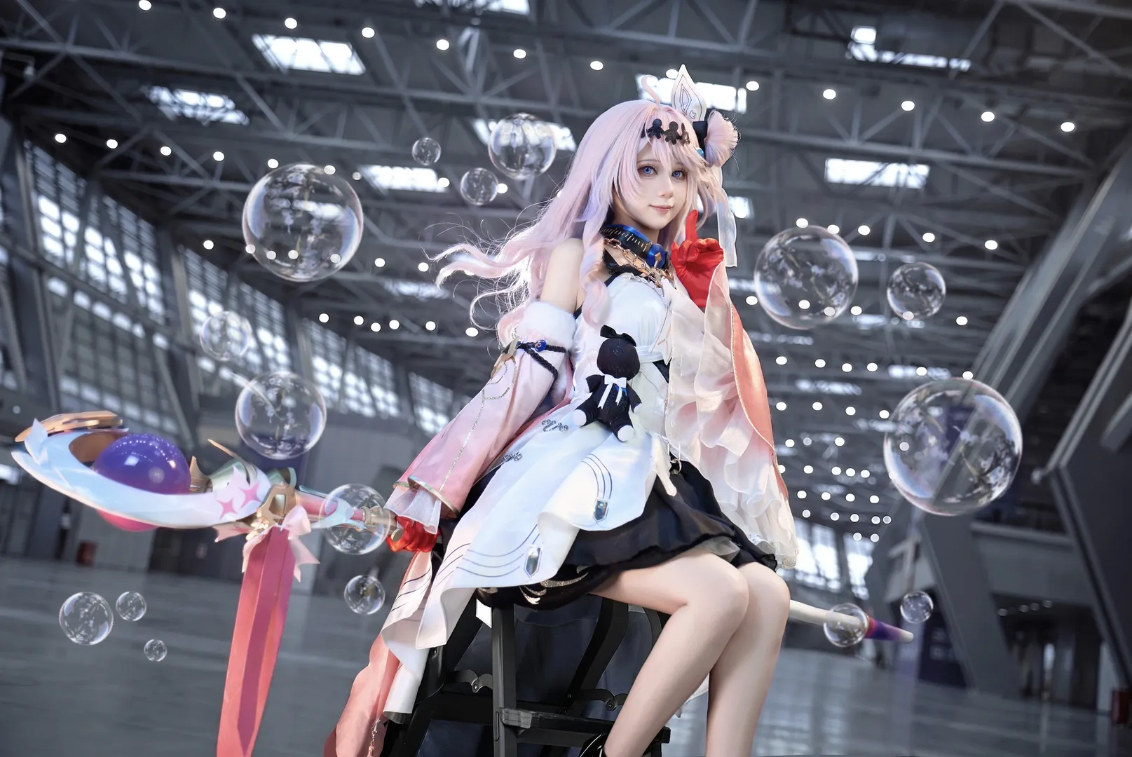 [Denia Cosplay] Wuthering Waves Denia Convention photo, visual collision of dreamlike bubbles and a giant staff - Image 1