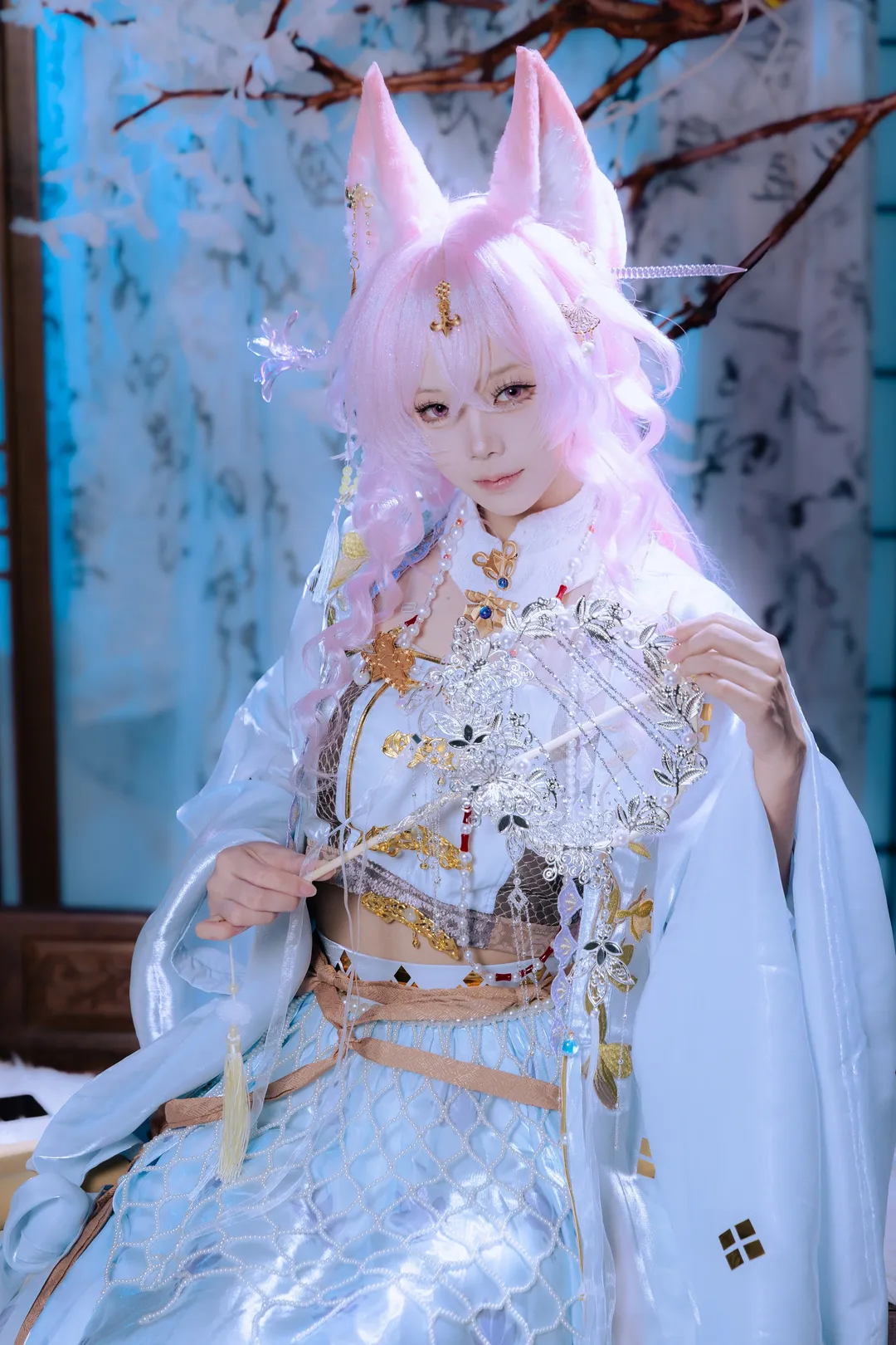 【鸿雪cos】明日方舟行梦侧畔皮肤，粉发兽耳的清冷美人 - 第 1 张