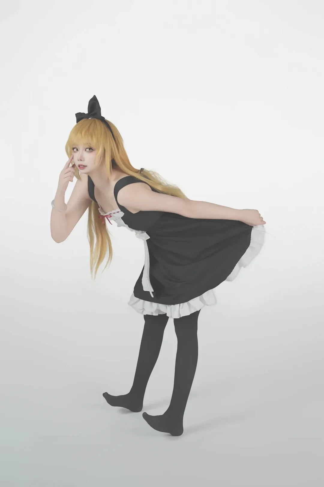 【忍野忍cos】物语系列黑裙红丝带白底棚拍 - 第 1 张
