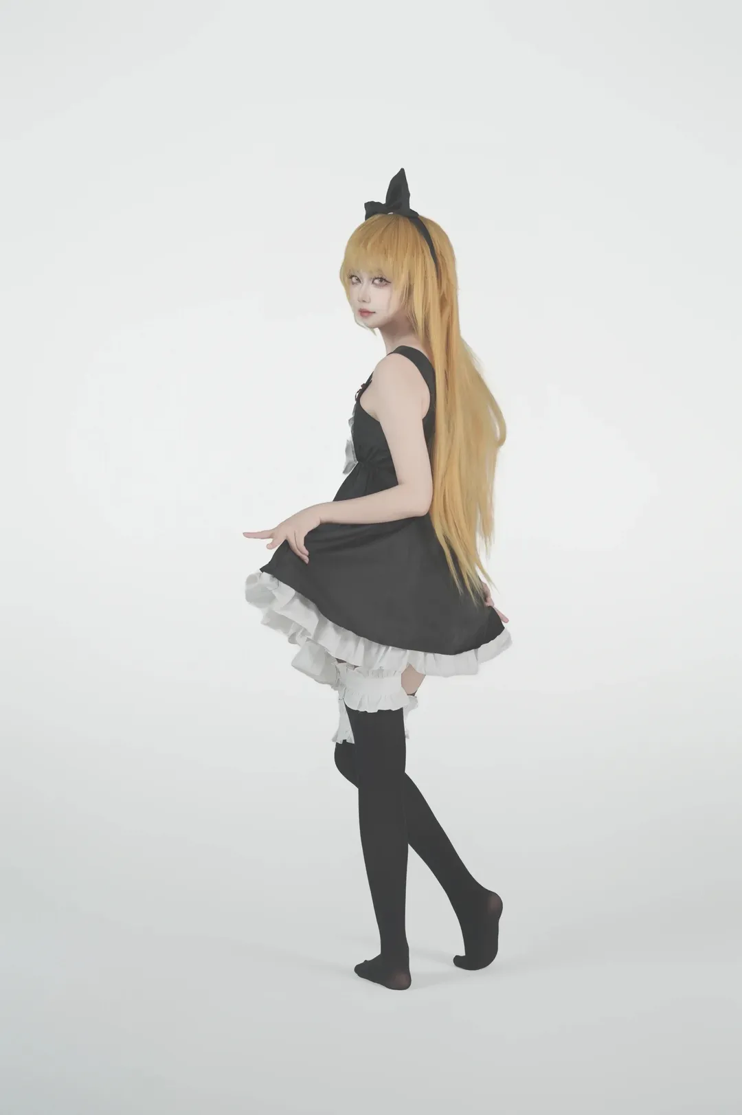 【忍野忍cos】物语系列黑裙红丝带白底棚拍 - 第 2 张
