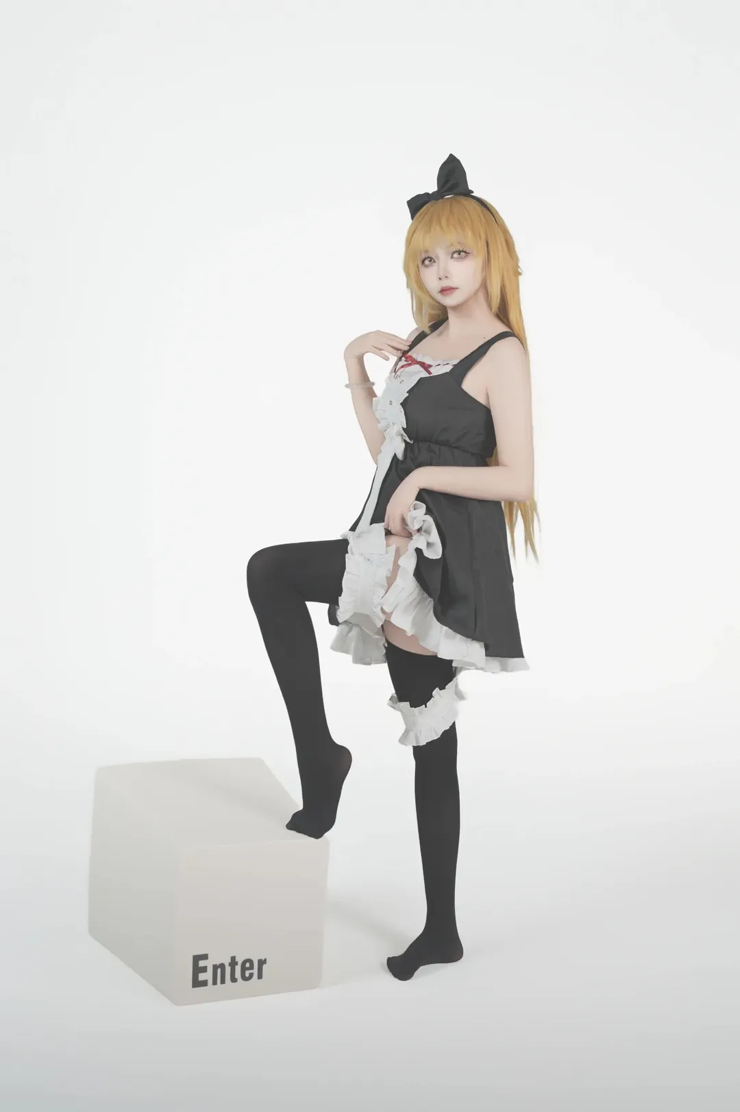 【忍野忍cos】物语系列黑裙红丝带白底棚拍 - 第 3 张
