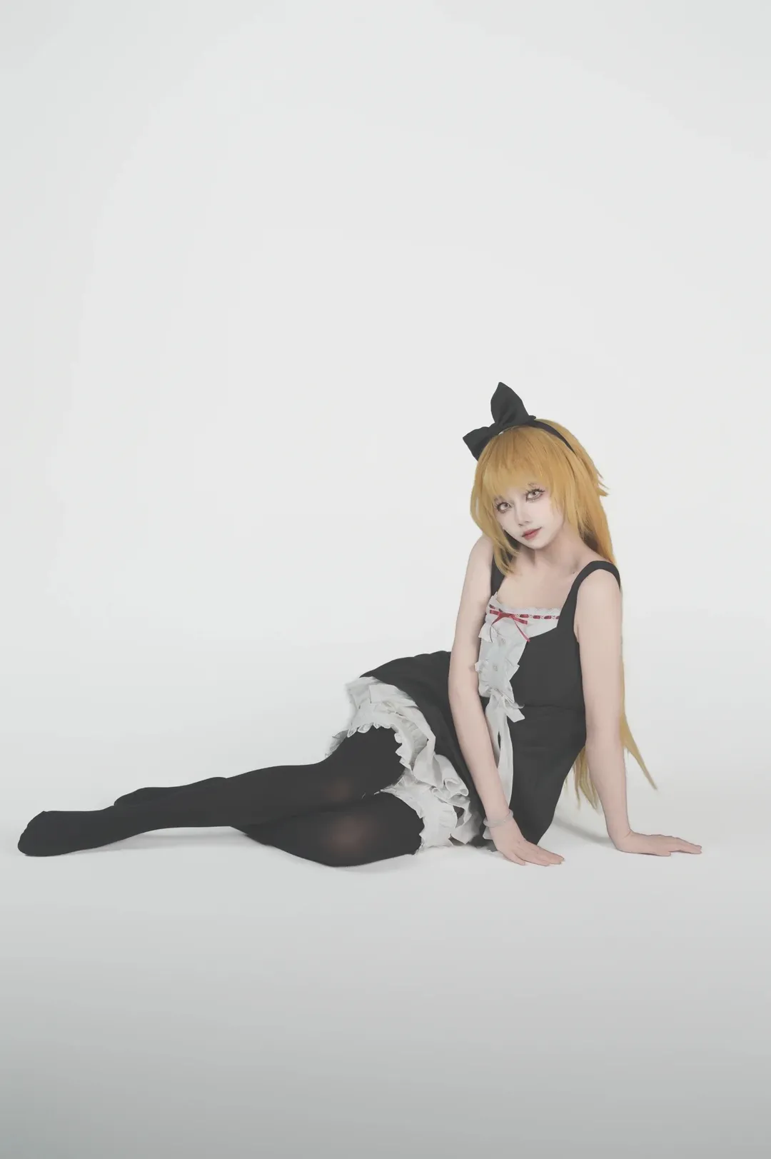 【忍野忍cos】物语系列黑裙红丝带白底棚拍 - 第 5 张