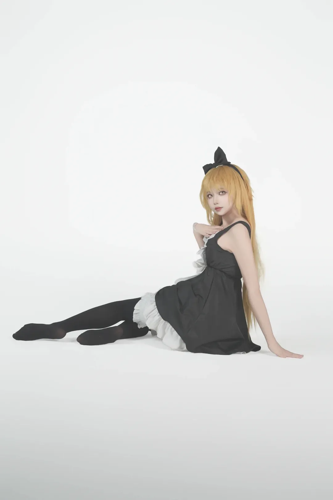 【忍野忍cos】物语系列黑裙红丝带白底棚拍 - 第 6 张