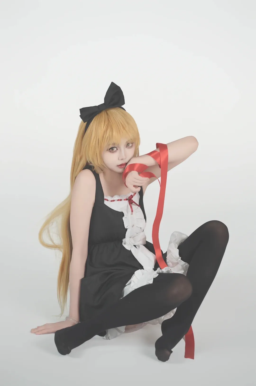 【忍野忍cos】物语系列黑裙红丝带白底棚拍 - 第 7 张