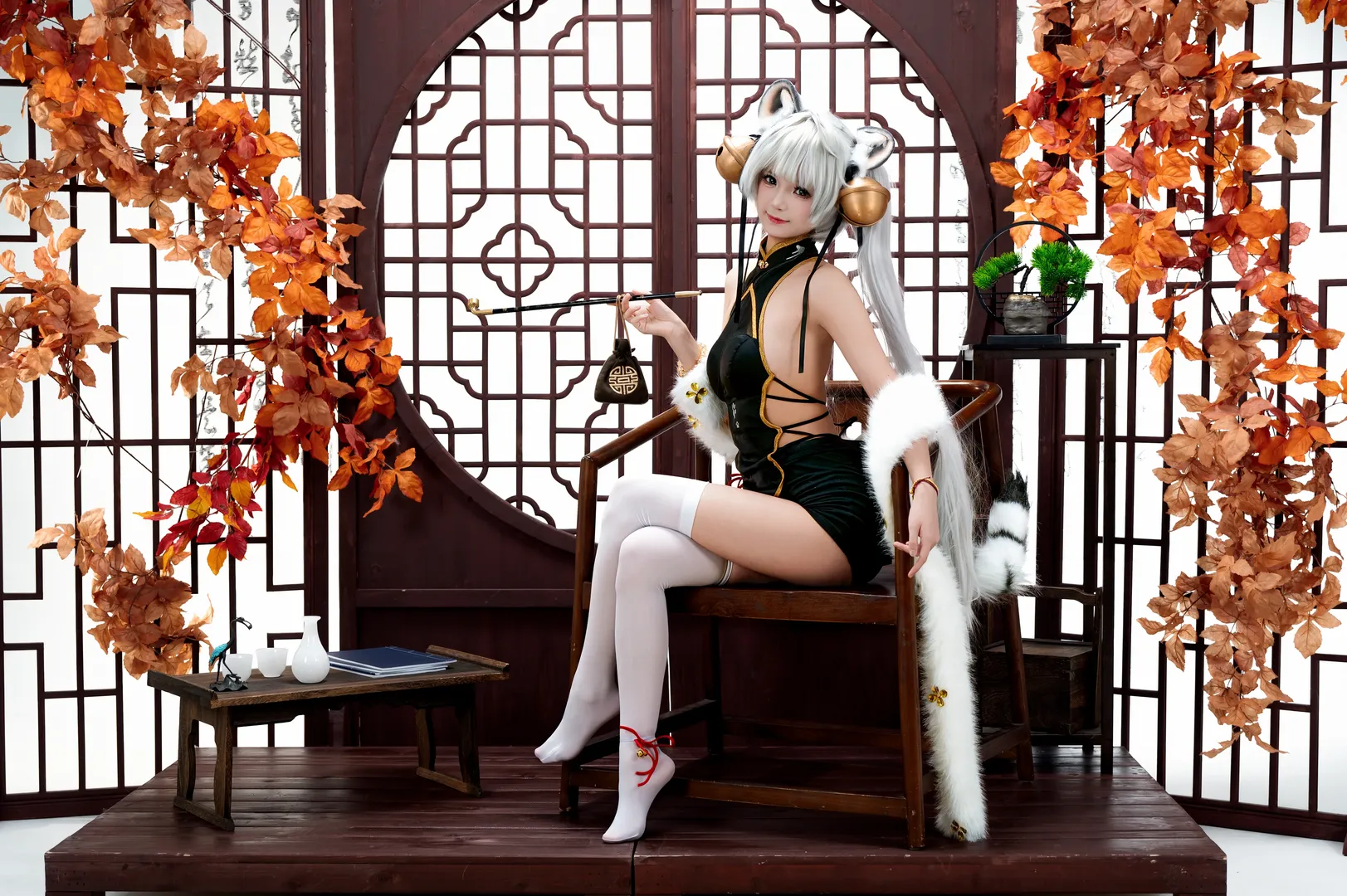 【riko cos】秋老虎里的白虎娘，黑金旗袍与白丝的碰撞 - 第 1 张