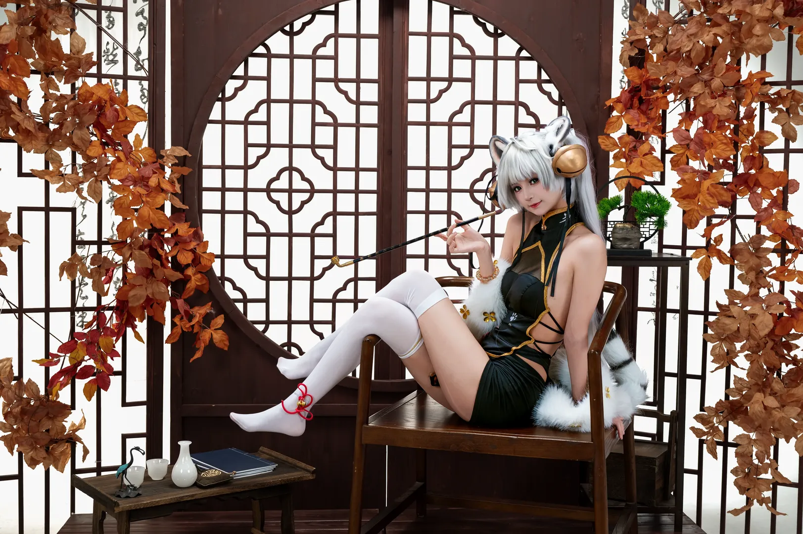 【riko cos】秋老虎里的白虎娘，黑金旗袍与白丝的碰撞 - 第 2 张