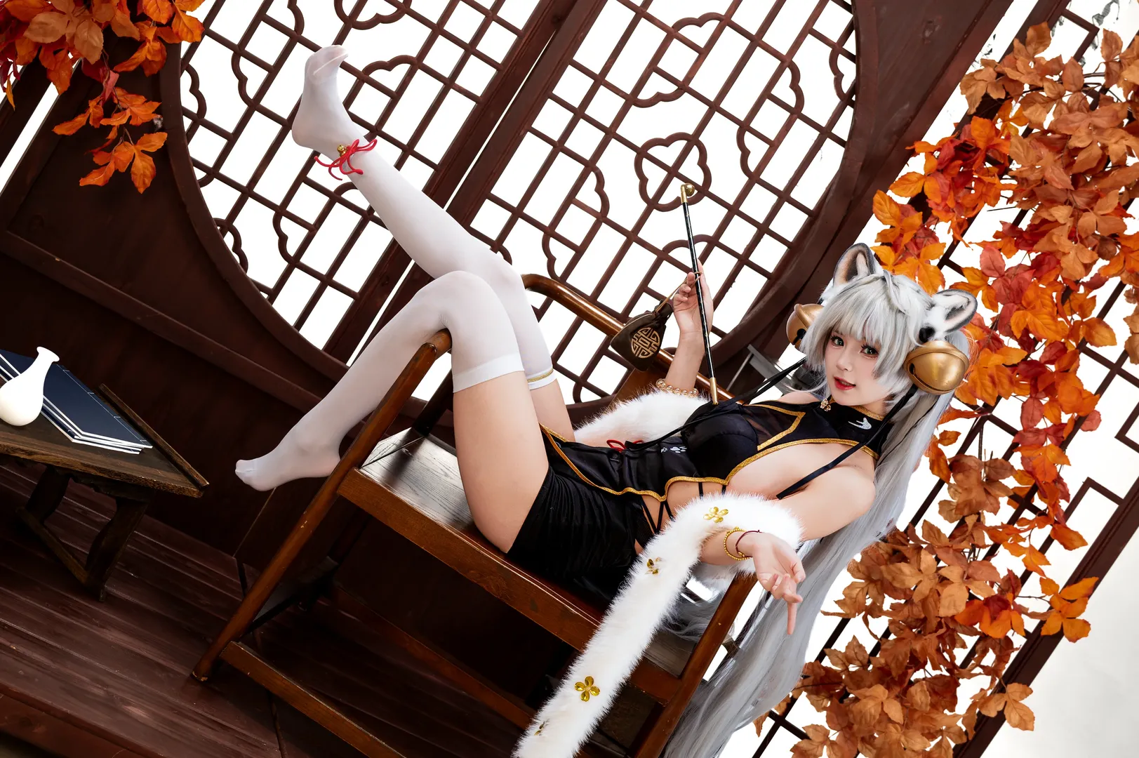 【riko cos】秋老虎里的白虎娘，黑金旗袍与白丝的碰撞 - 第 4 张