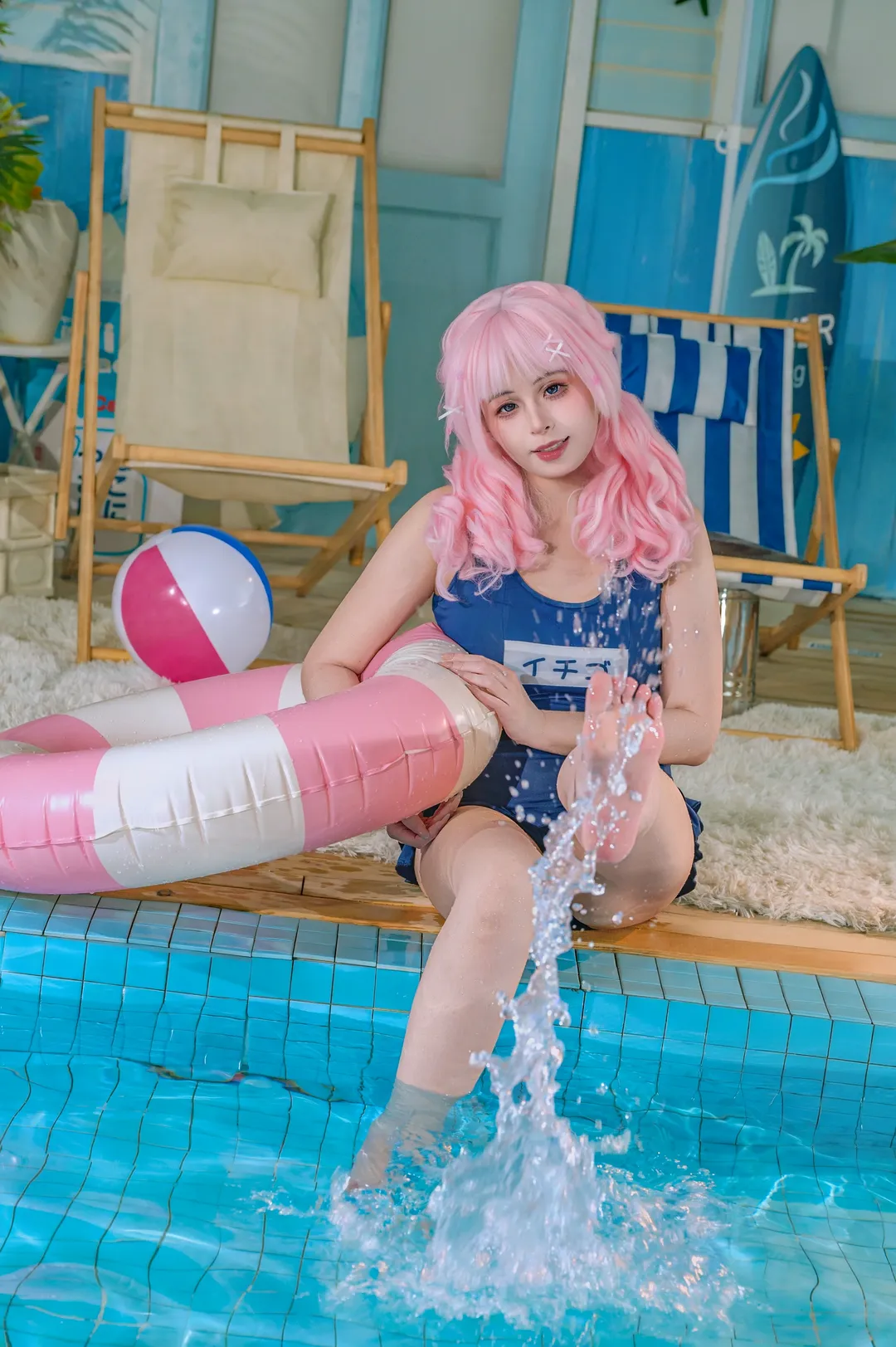 室内泳池粉发少女写真，蓝色泳衣与夏日清凉感 - 第 1 张