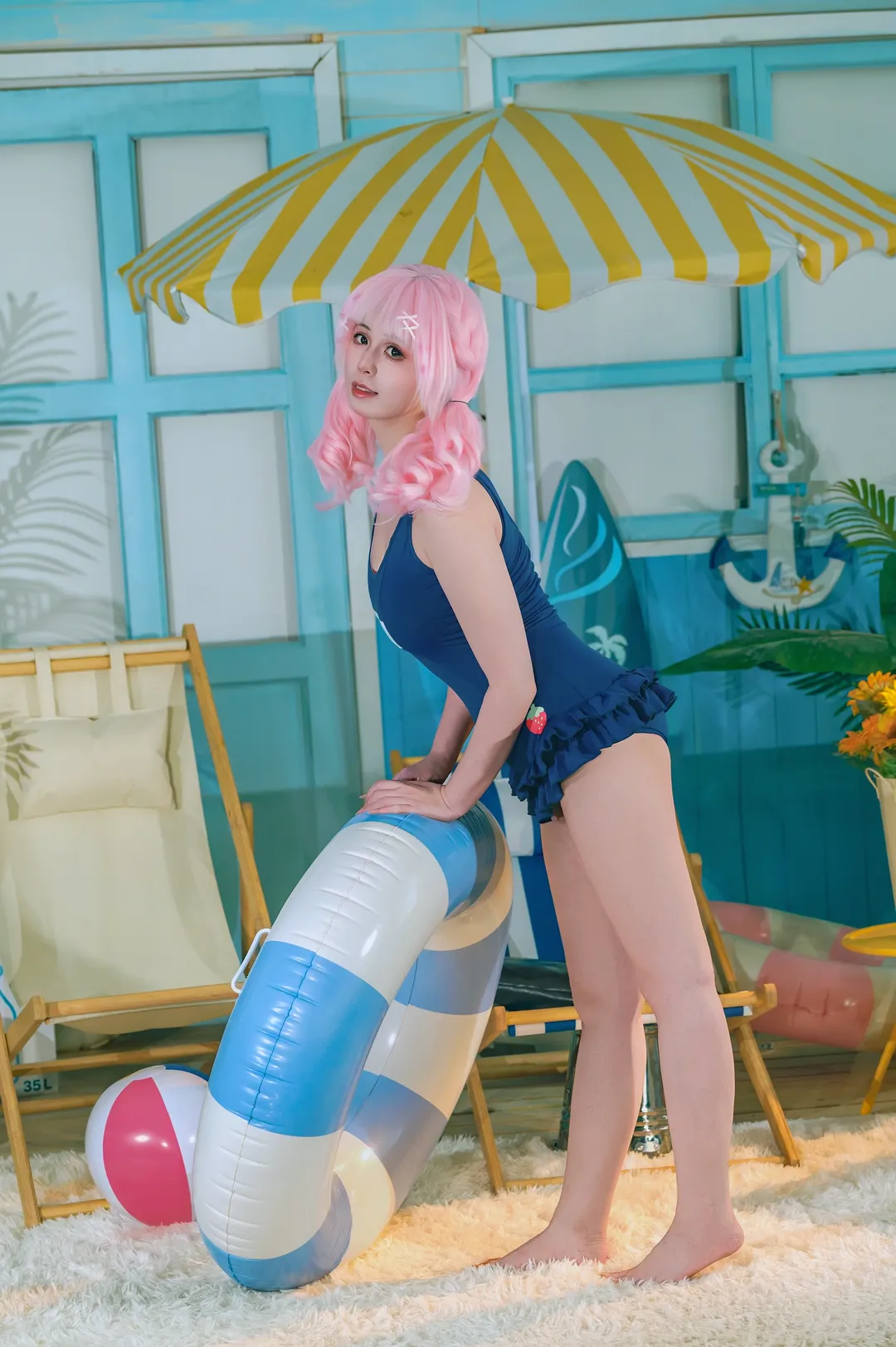 室内泳池粉发少女写真，蓝色泳衣与夏日清凉感 - 第 3 张
