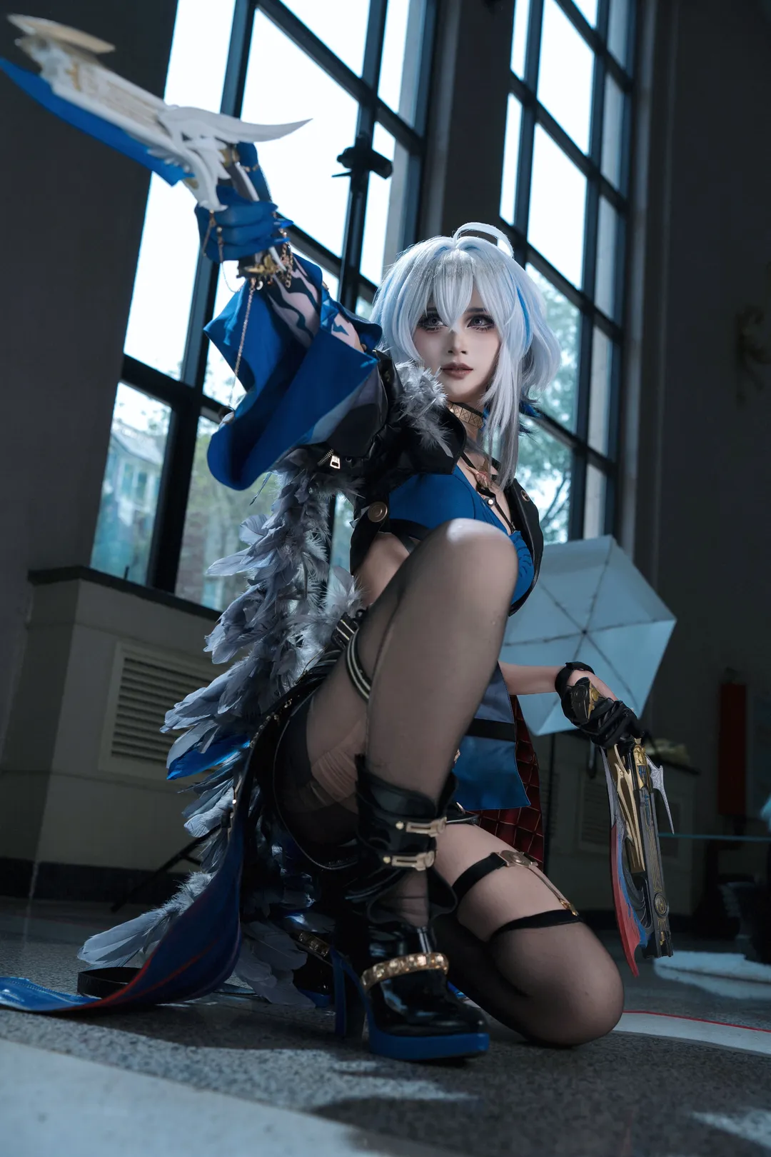 【嘉贝丽娜cos】鸣潮中的猎魔人小姐，漫展精彩瞬间 - 第 1 张