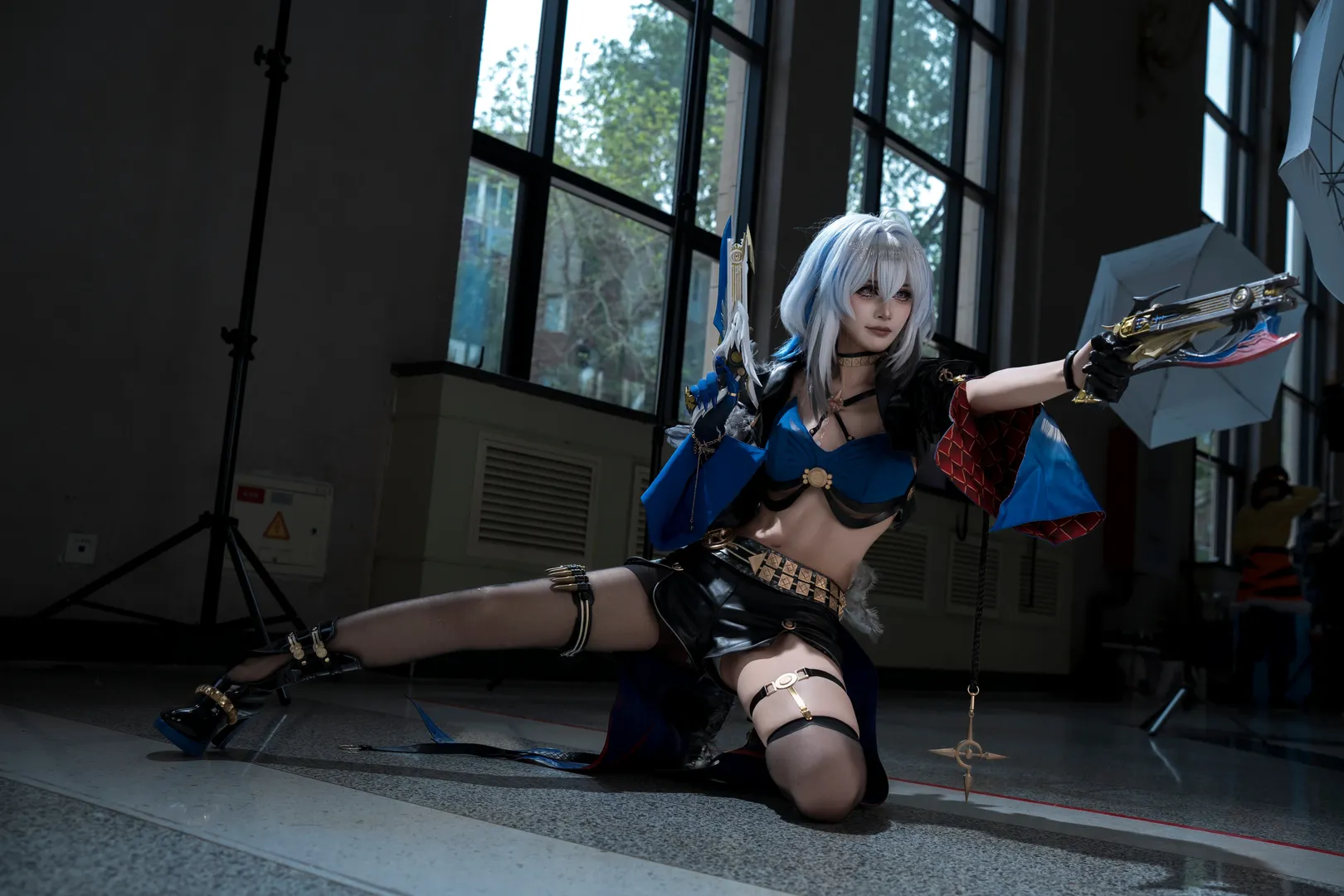 【嘉贝丽娜cos】鸣潮中的猎魔人小姐，漫展精彩瞬间 - 第 3 张
