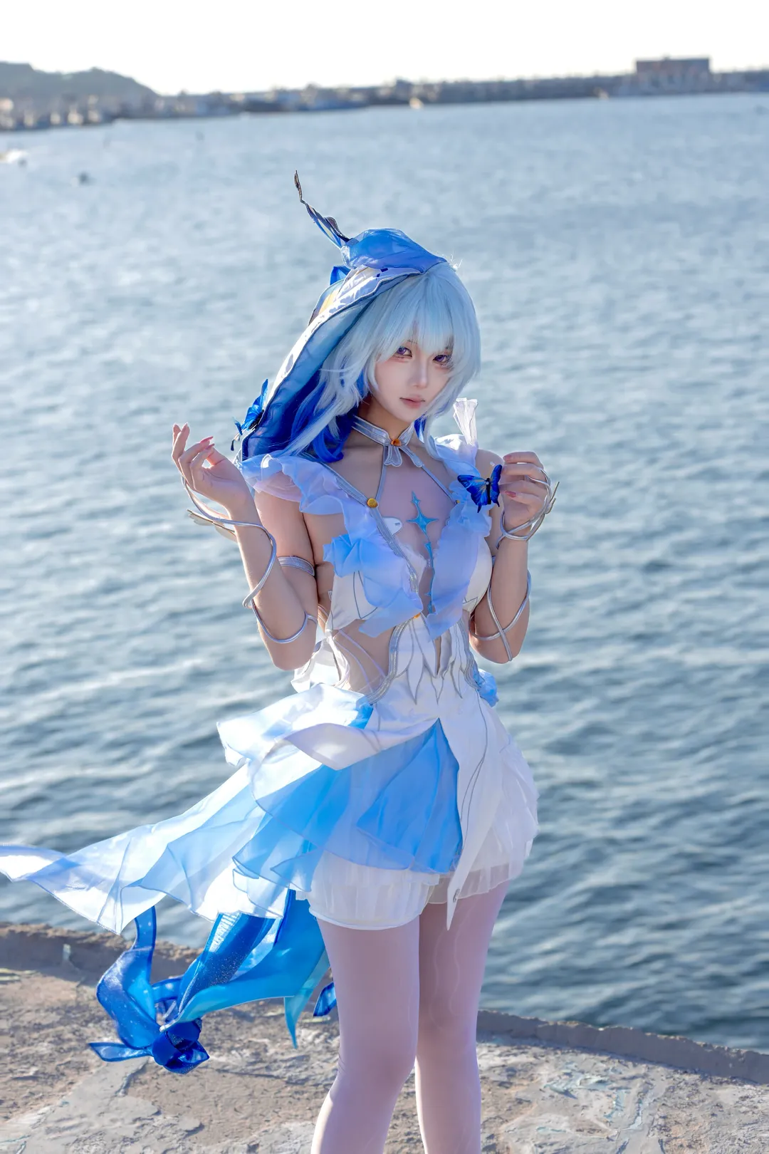【守岸人cos】鸣潮守岸人，海风与蓝白纱裙的相遇 - 第 1 张
