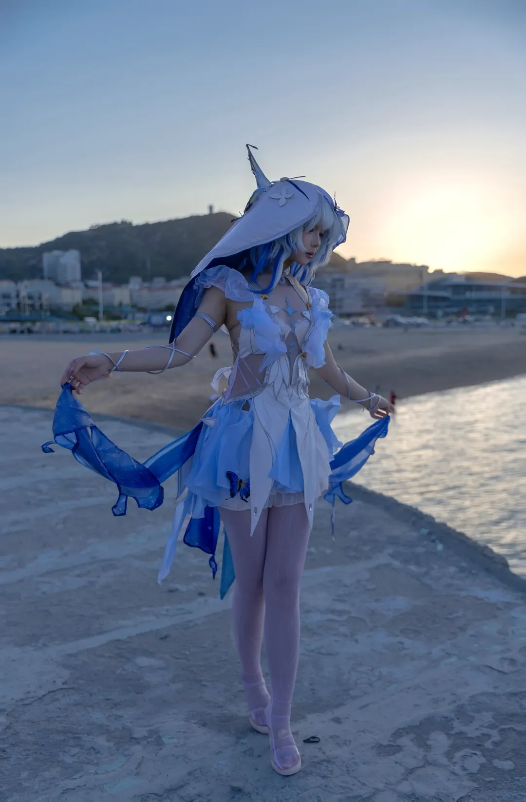 【守岸人cos】鸣潮守岸人，海风与蓝白纱裙的相遇 - 第 2 张