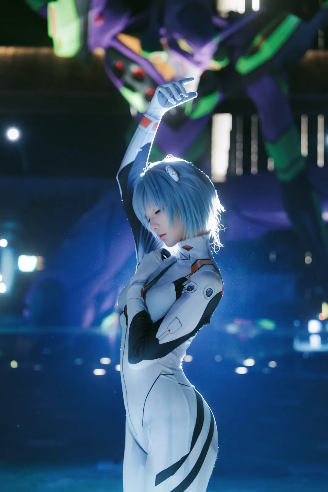 【綾波麗cos】夜色下的獨舞，在初號機前的清冷時刻 - 第 1 張