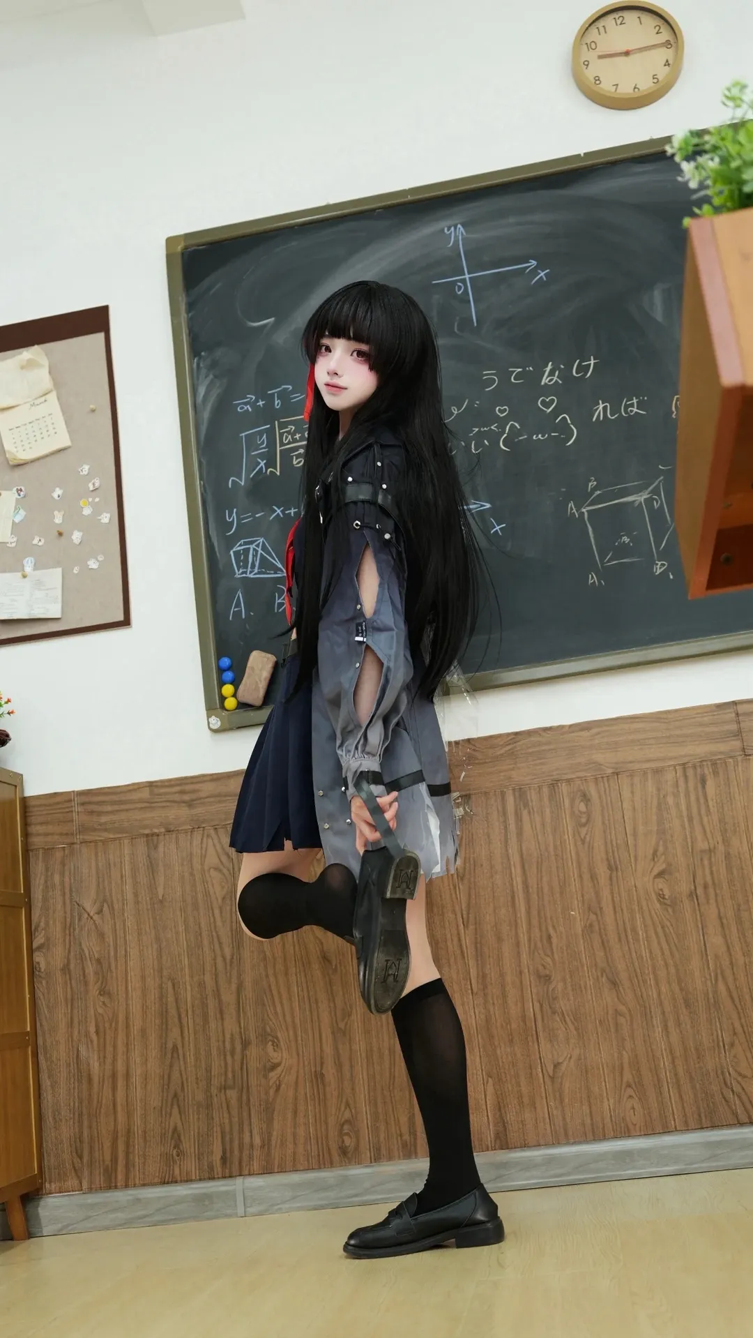 【千咲cos】鸣潮千咲的教室日常，黑长直学妹反差感拉满 - 第 1 张