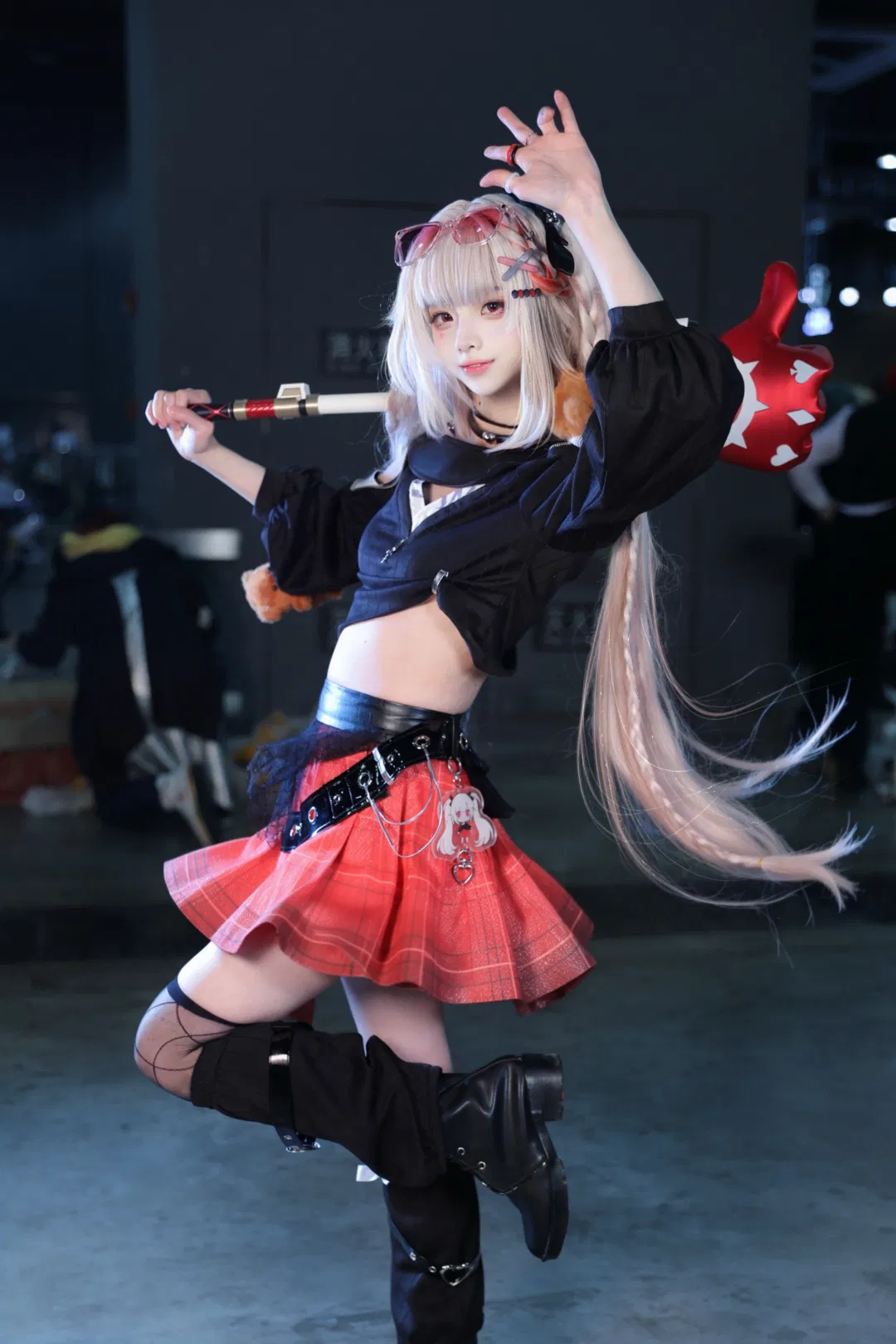 【火花cos】崩坏星穹铁道里那个带着巨大红手道具的淘气少女 - 第 1 张