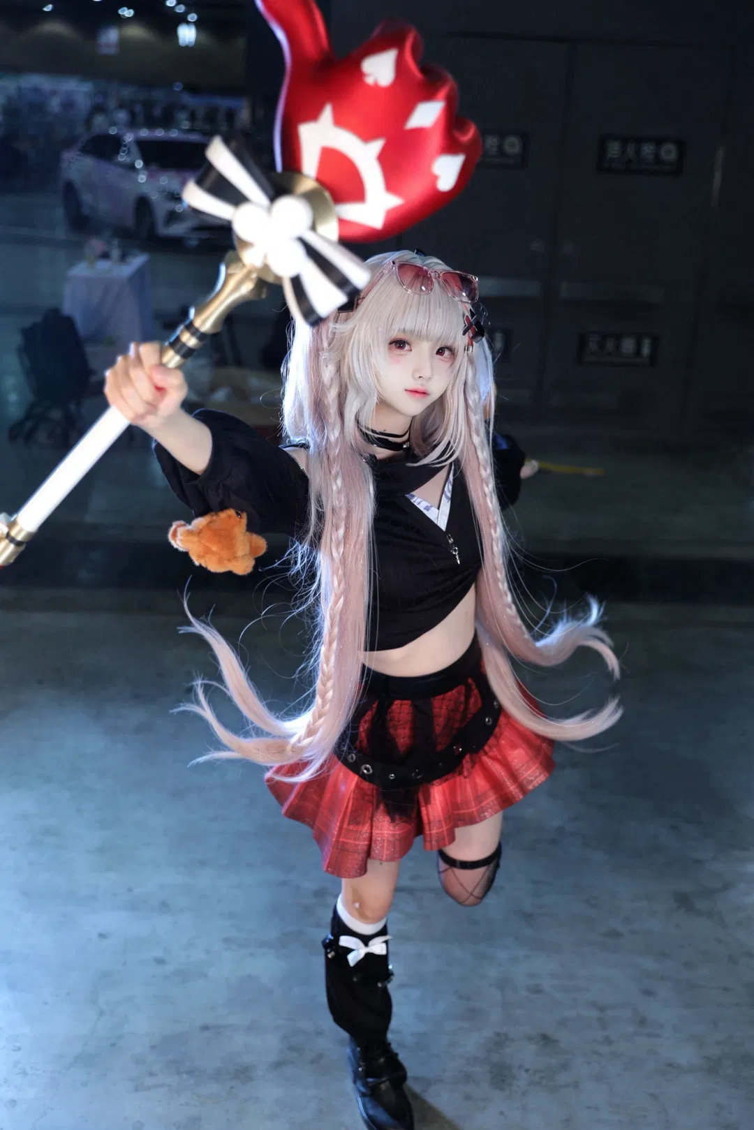 【火花cos】崩坏星穹铁道里那个带着巨大红手道具的淘气少女 - 第 2 张