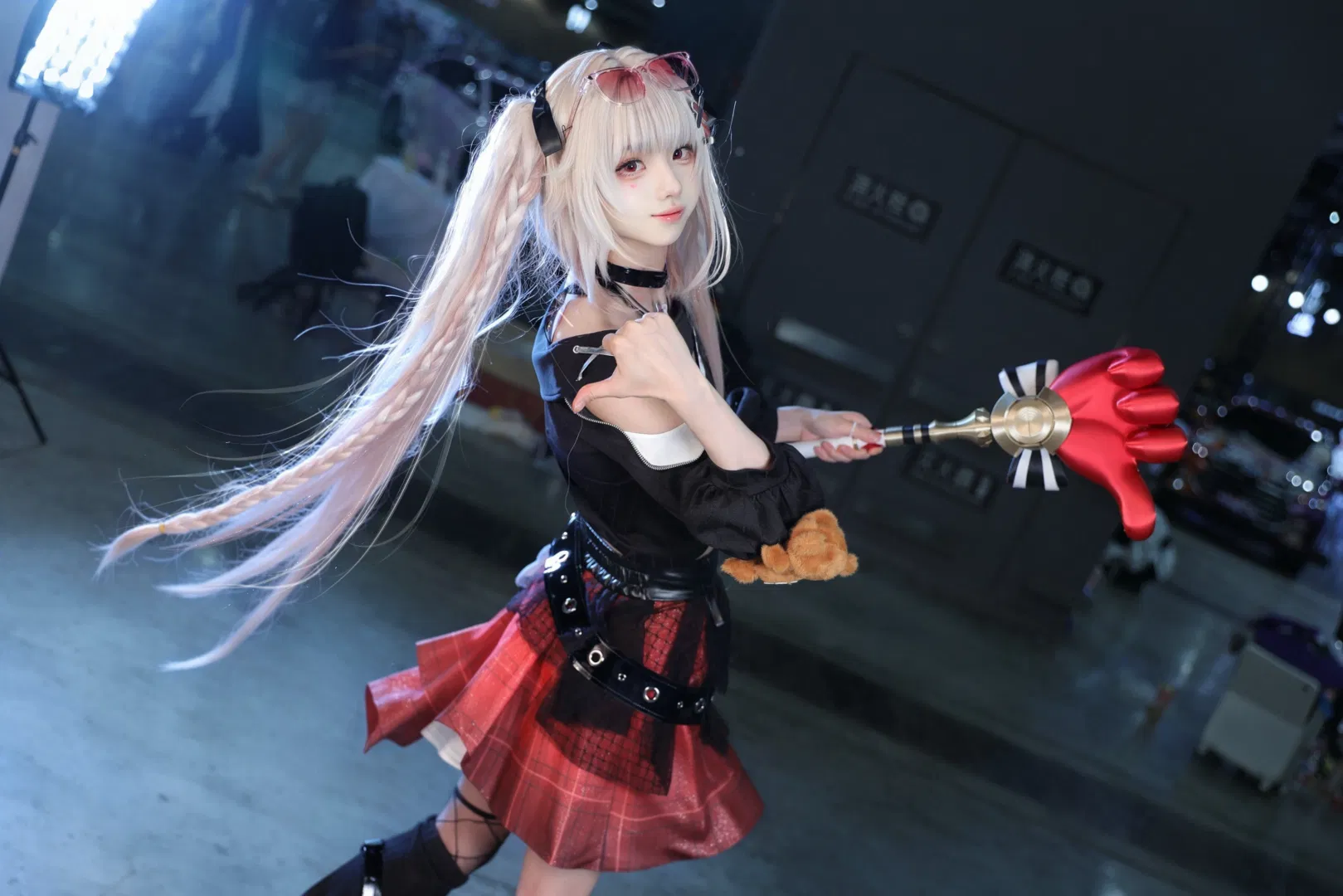 【火花cos】崩坏星穹铁道里那个带着巨大红手道具的淘气少女 - 第 3 张