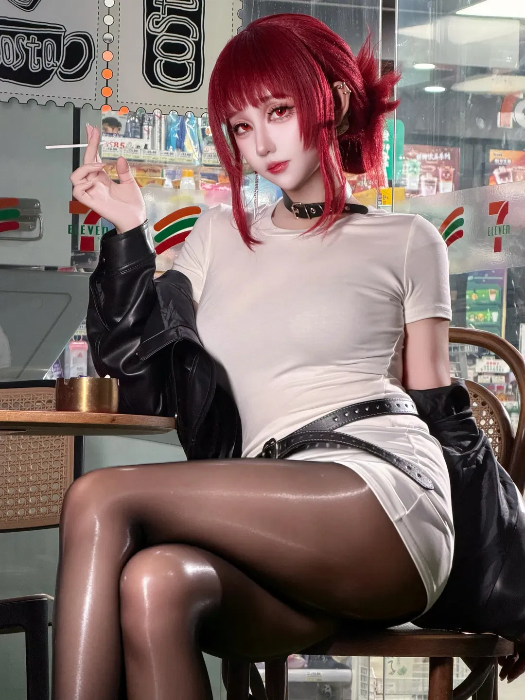 【山田小姐cos】红发皮衣与黑丝的街角氛围感 - 第 1 张
