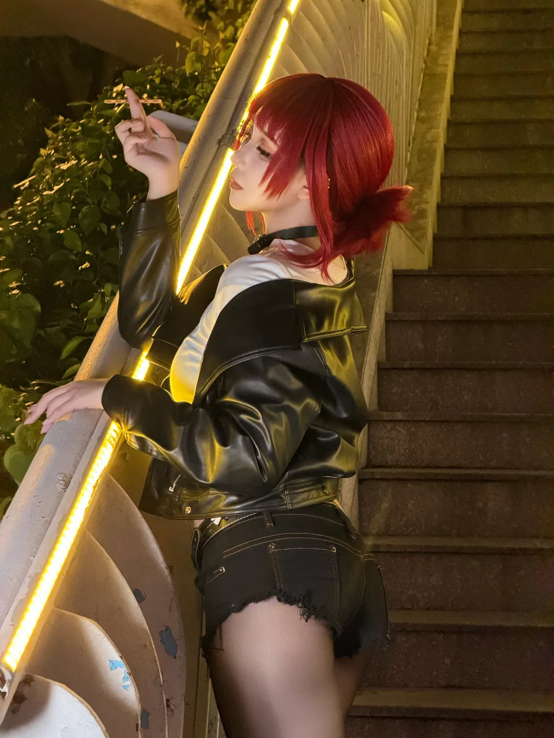 【山田小姐cos】红发皮衣与黑丝的街角氛围感 - 第 3 张