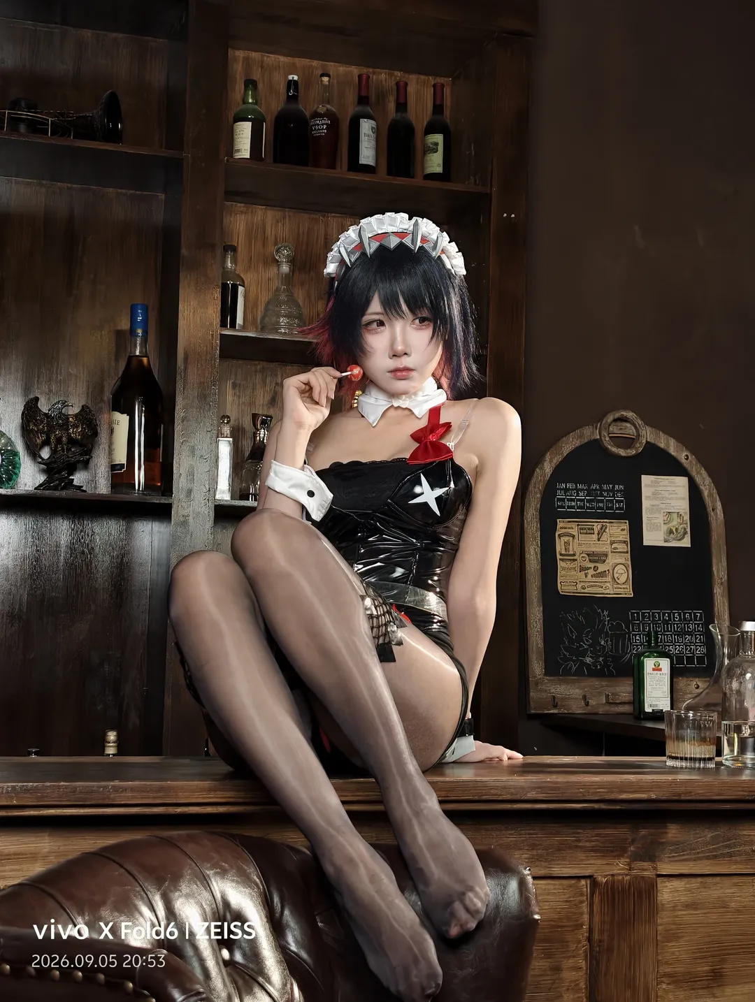 复古酒吧里的漆皮女仆装，手机直出的独特氛围感 - 第 1 张