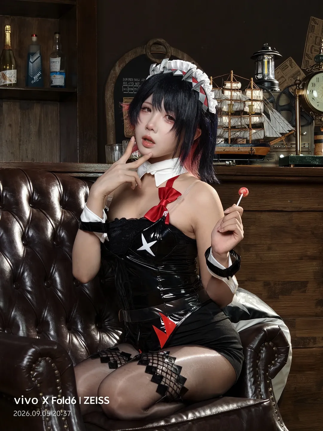 复古酒吧里的漆皮女仆装，手机直出的独特氛围感 - 第 2 张