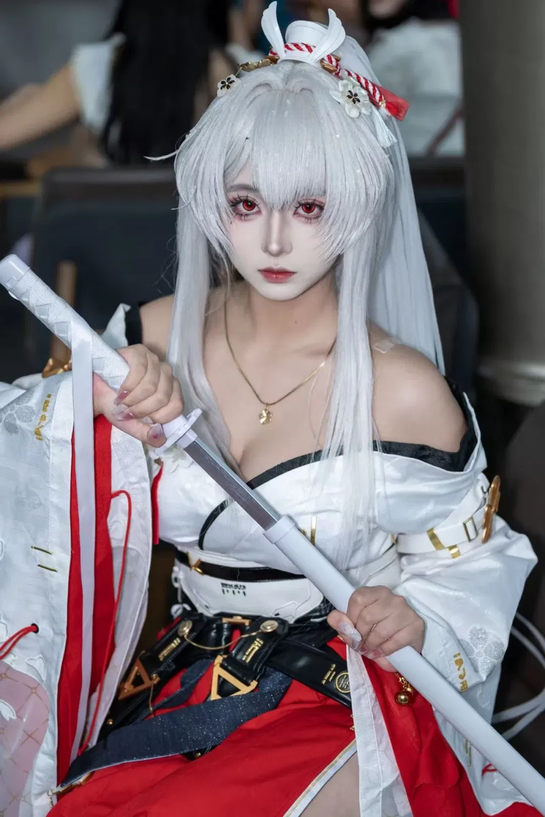 鸣潮绯雪cos 古风白毛红瞳的冰系女子 - 第 3 张