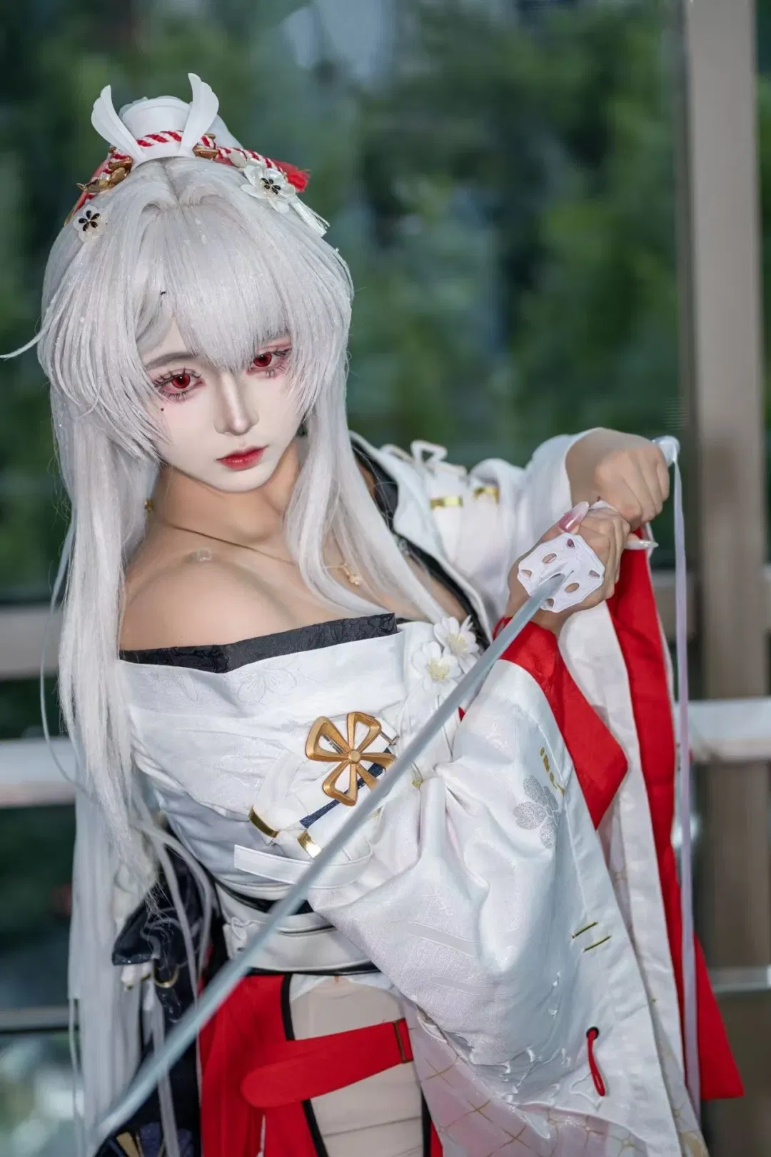 鸣潮绯雪cos 古风白毛红瞳的冰系女子 - 第 4 张