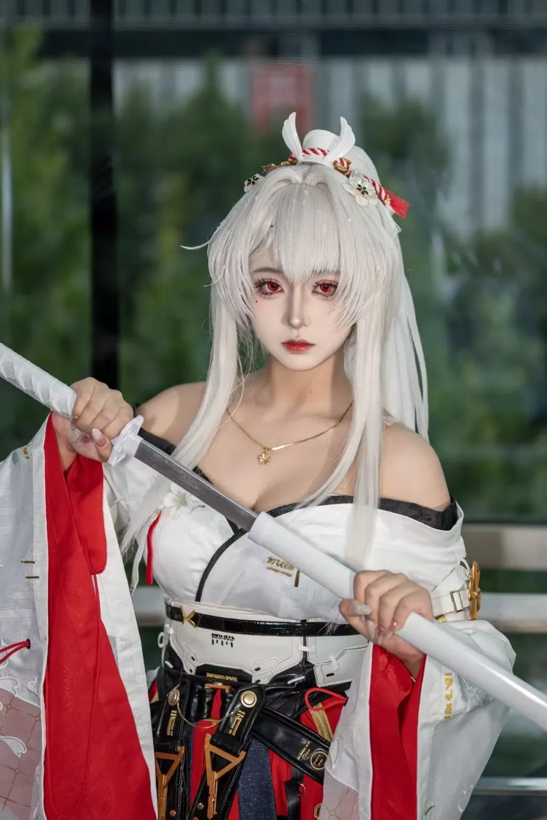 鸣潮绯雪cos 古风白毛红瞳的冰系女子 - 第 6 张