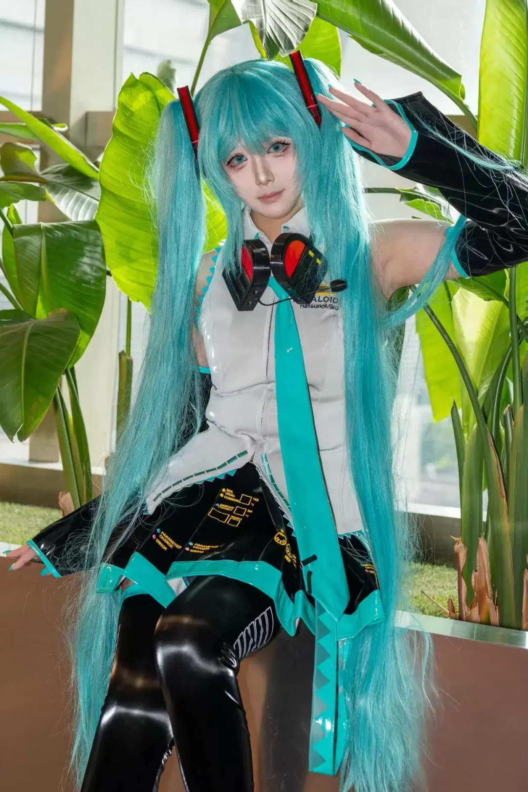 【初音未来cos】青绿双马尾与亮面材质的梦幻感碰撞 - 第 1 张