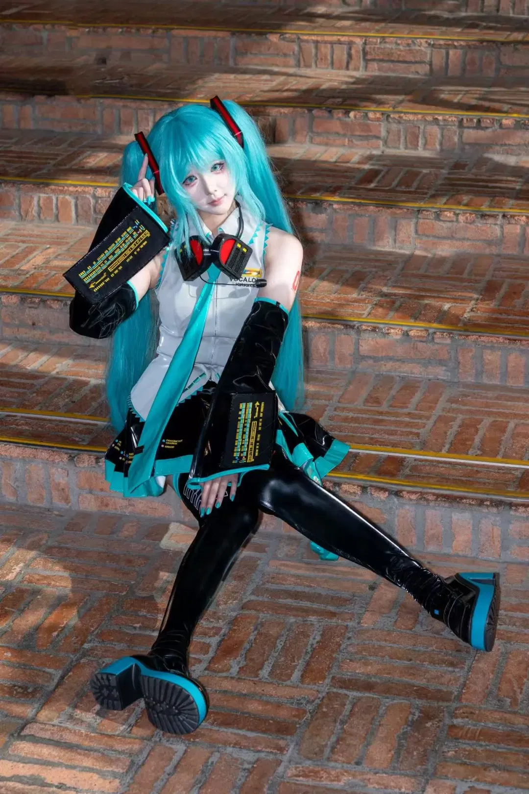 【初音未来cos】青绿双马尾与亮面材质的梦幻感碰撞 - 第 2 张