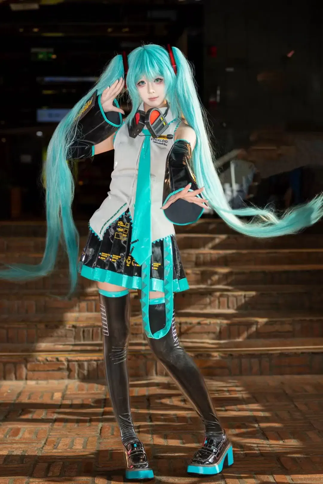 【初音未来cos】青绿双马尾与亮面材质的梦幻感碰撞 - 第 3 张