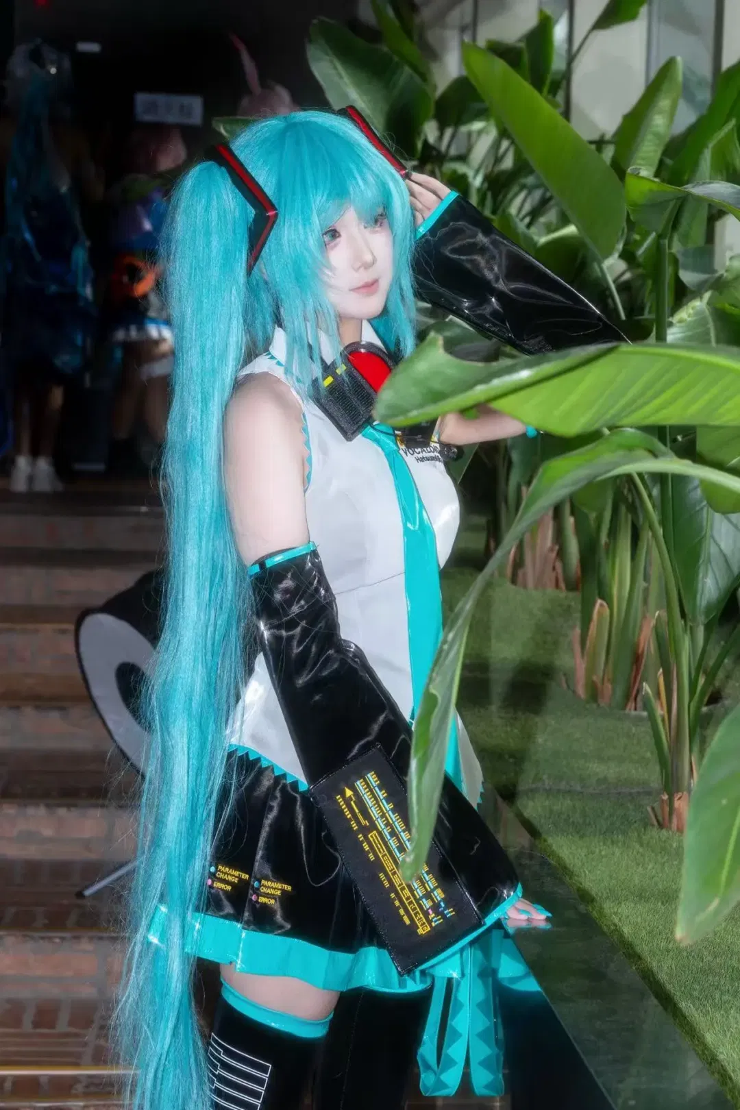 【初音未来cos】青绿双马尾与亮面材质的梦幻感碰撞 - 第 4 张