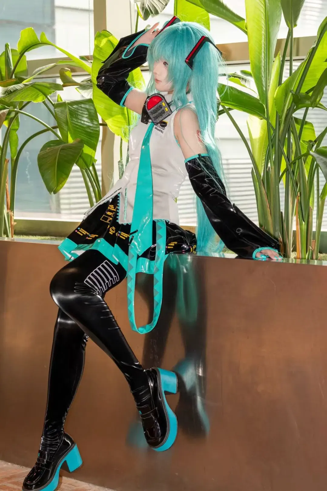 【初音未来cos】青绿双马尾与亮面材质的梦幻感碰撞 - 第 5 张