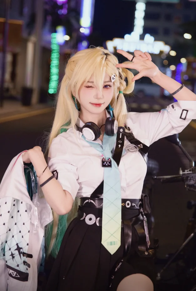 【琳奈cos】鸣潮夜色下的街头少女，酷飒与可爱的结合 - 第 4 张