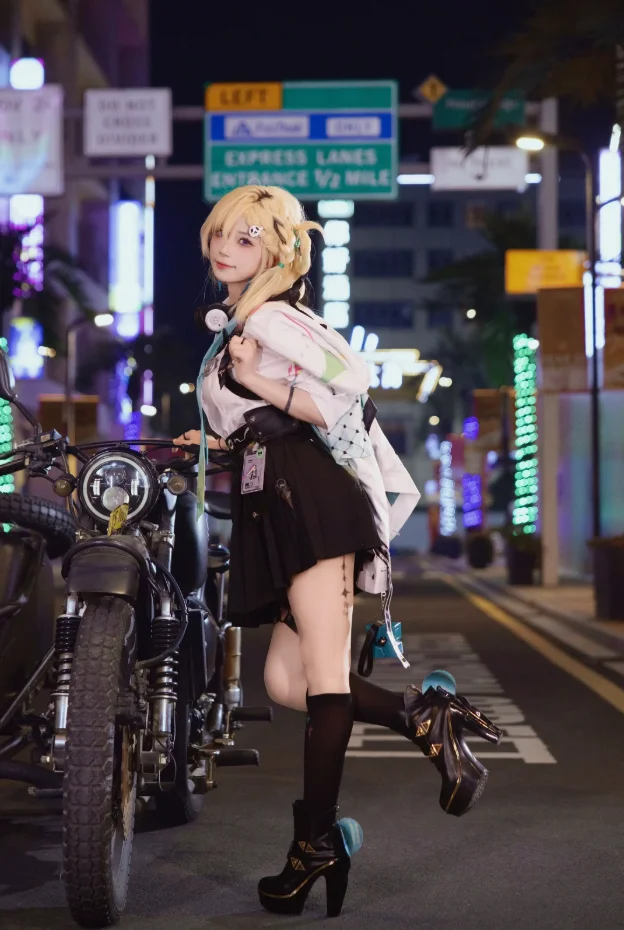 【琳奈cos】鸣潮夜色下的街头少女，酷飒与可爱的结合 - 第 7 张