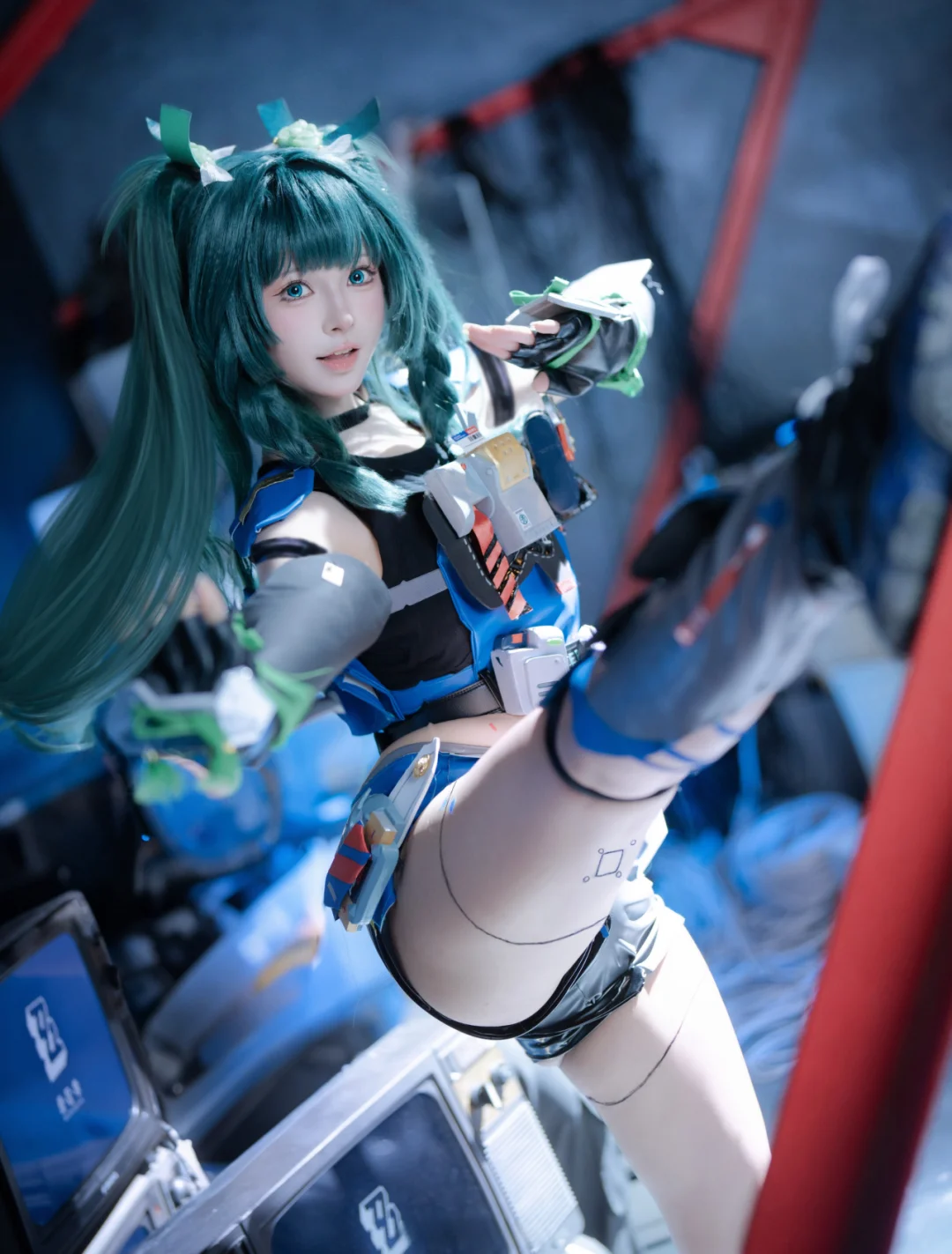 藍綠機甲風少女的機房拍攝 - 第 3 張