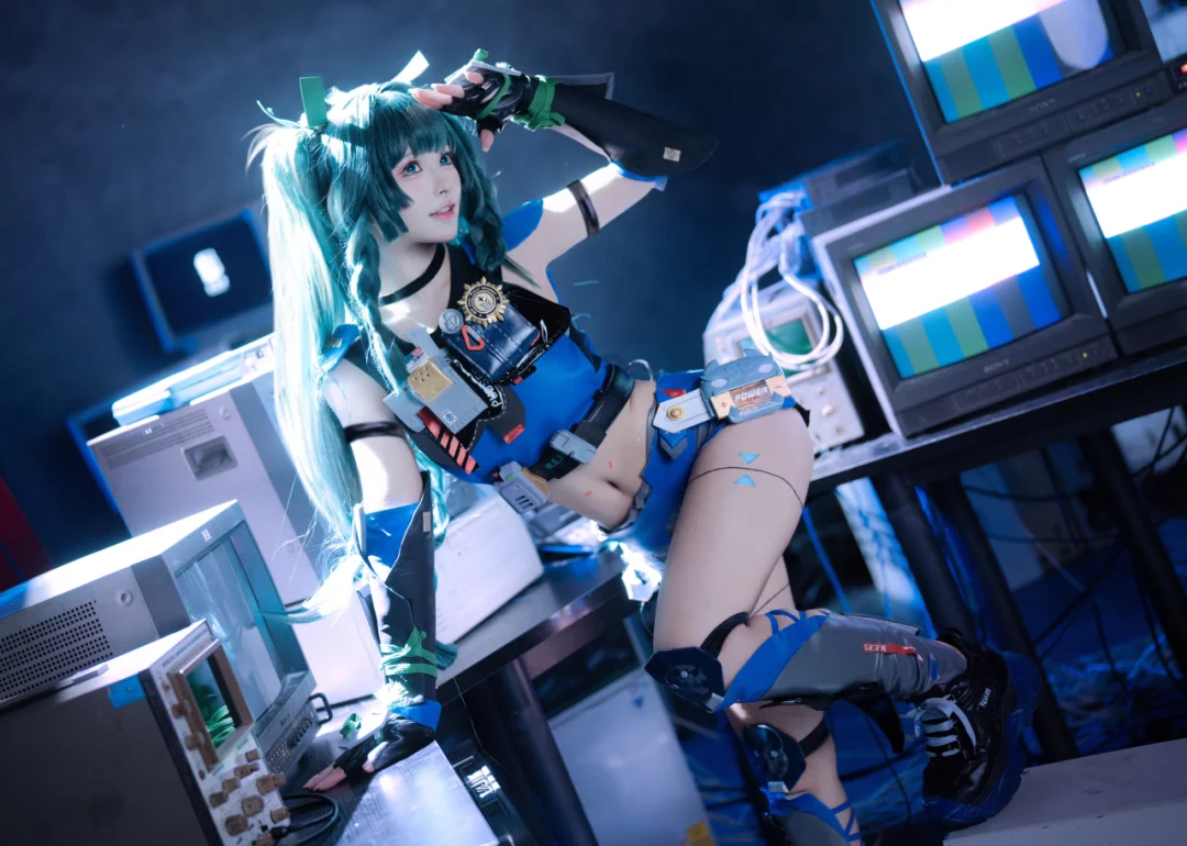 藍綠機甲風少女的機房拍攝 - 第 5 張