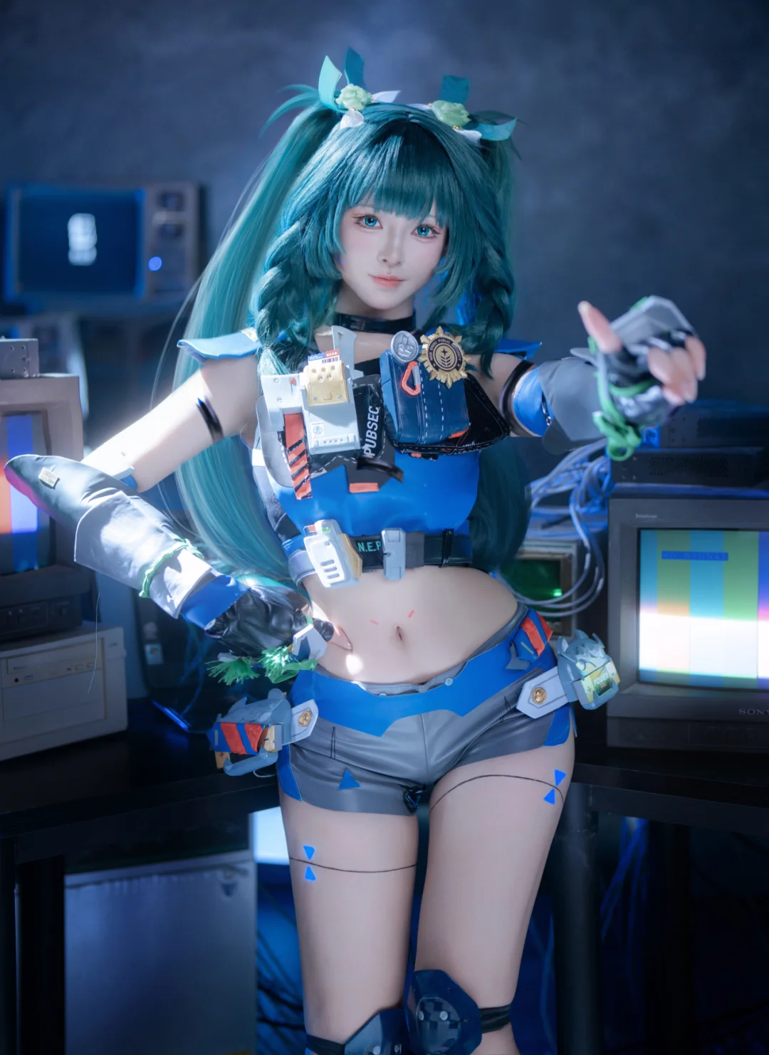 藍綠機甲風少女的機房拍攝 - 第 8 張