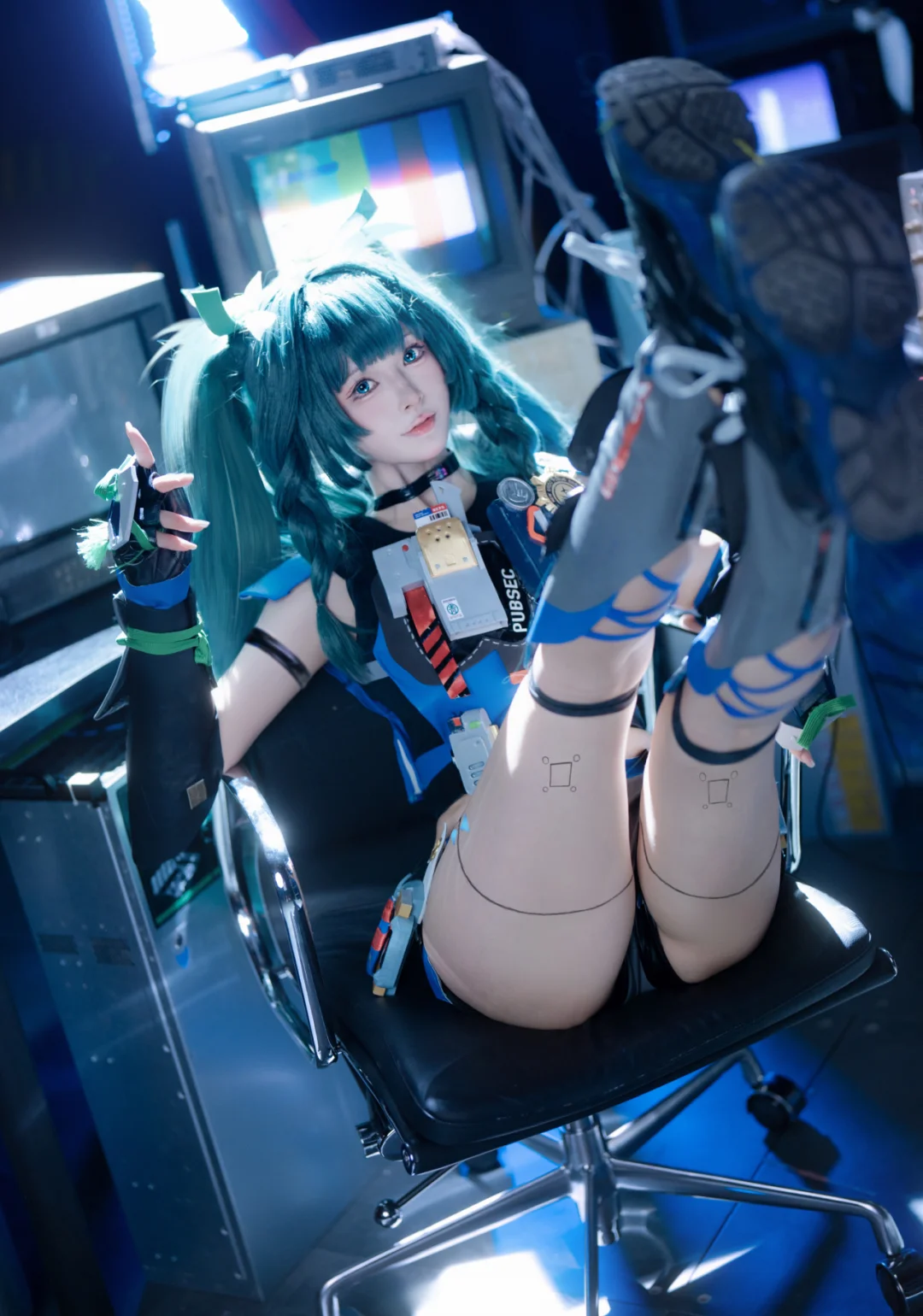 藍綠機甲風少女的機房拍攝 - 第 9 張