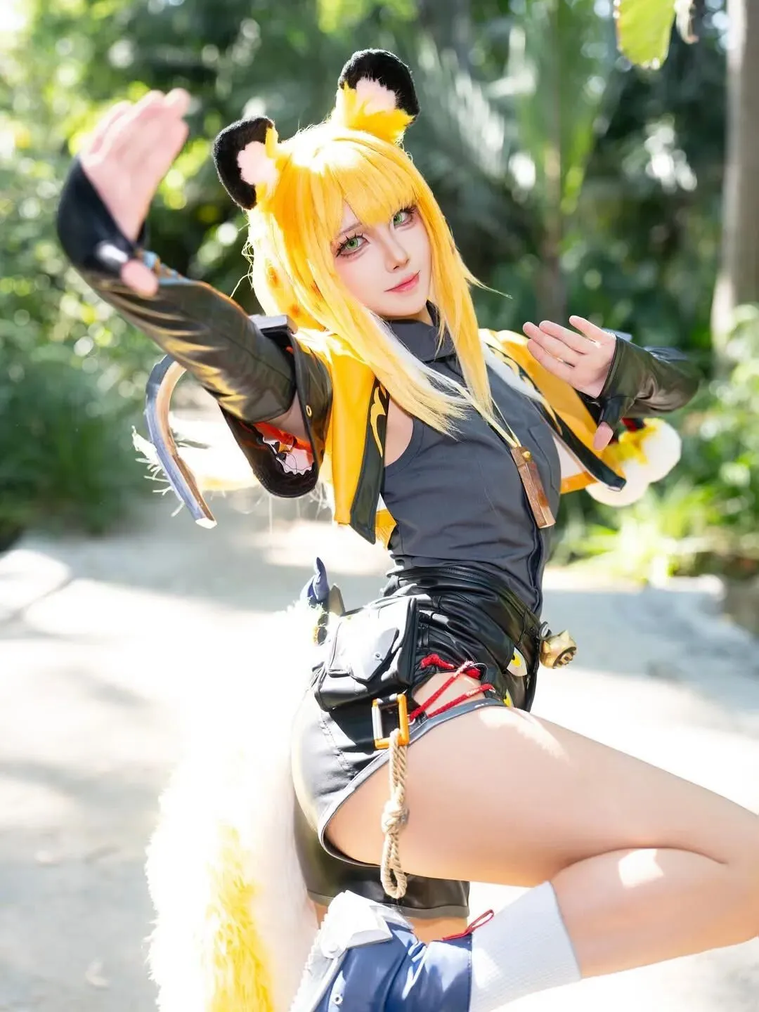【橘福福cos】亮黄皮衣兽耳娘，树林里的活泼身姿