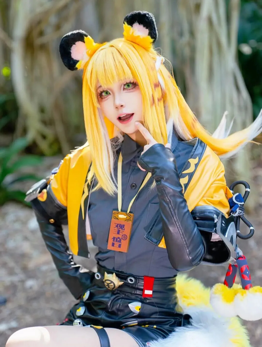 【橘福福cos】亮黄皮衣兽耳娘，树林里的活泼身姿 - 第 4 张
