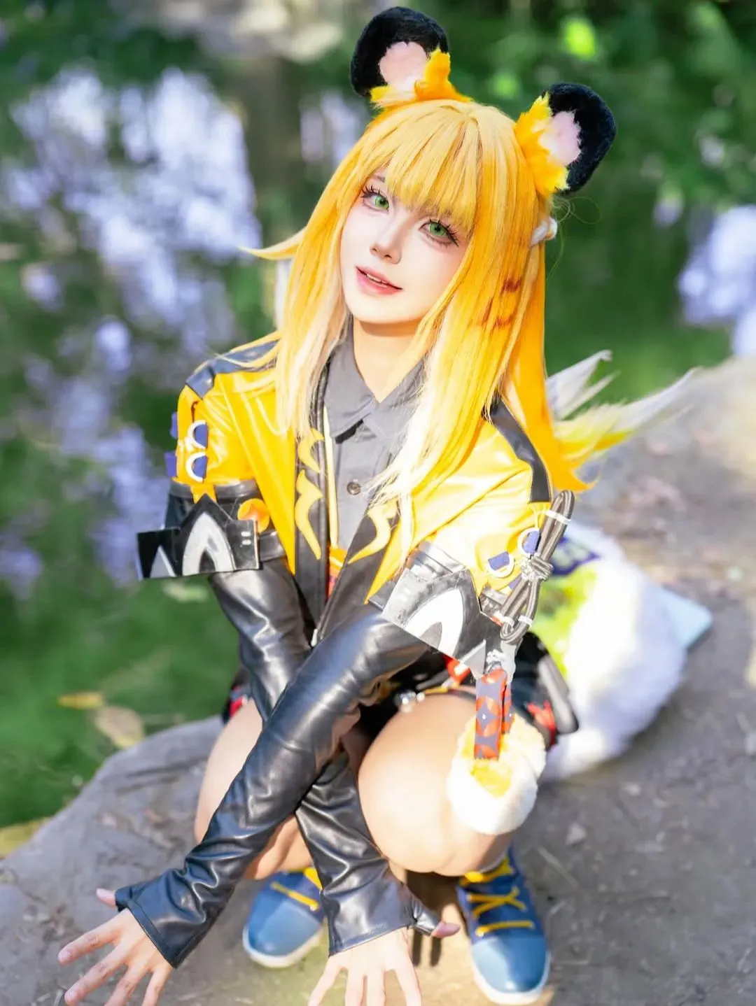 【橘福福cos】亮黄皮衣兽耳娘，树林里的活泼身姿 - 第 5 张