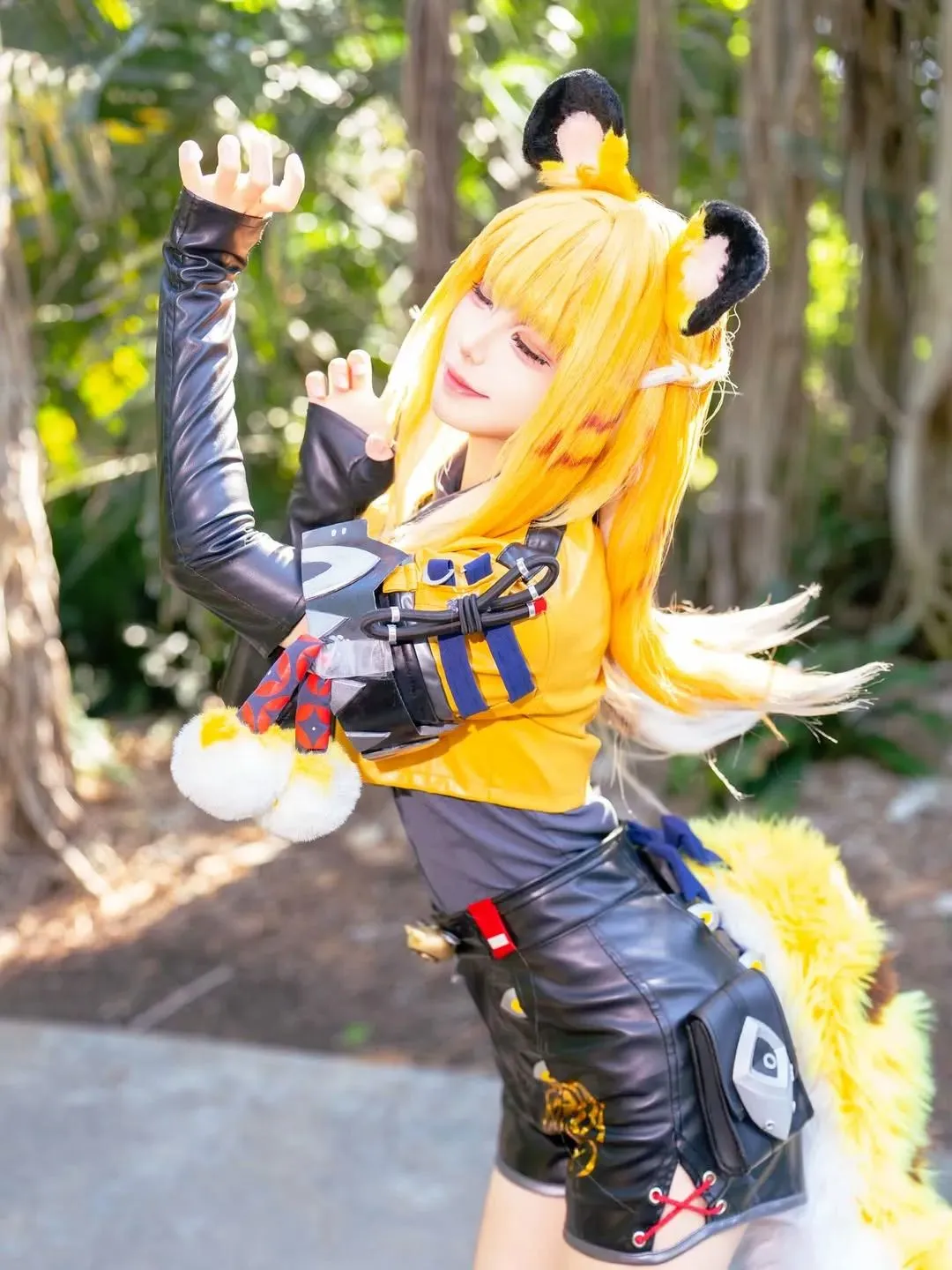 【橘福福cos】亮黄皮衣兽耳娘，树林里的活泼身姿 - 第 6 张