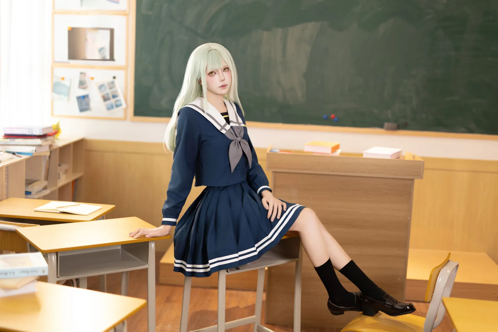 【若叶睦cos】安静教室里的水手服与粉色电吉他 - 第 1 张